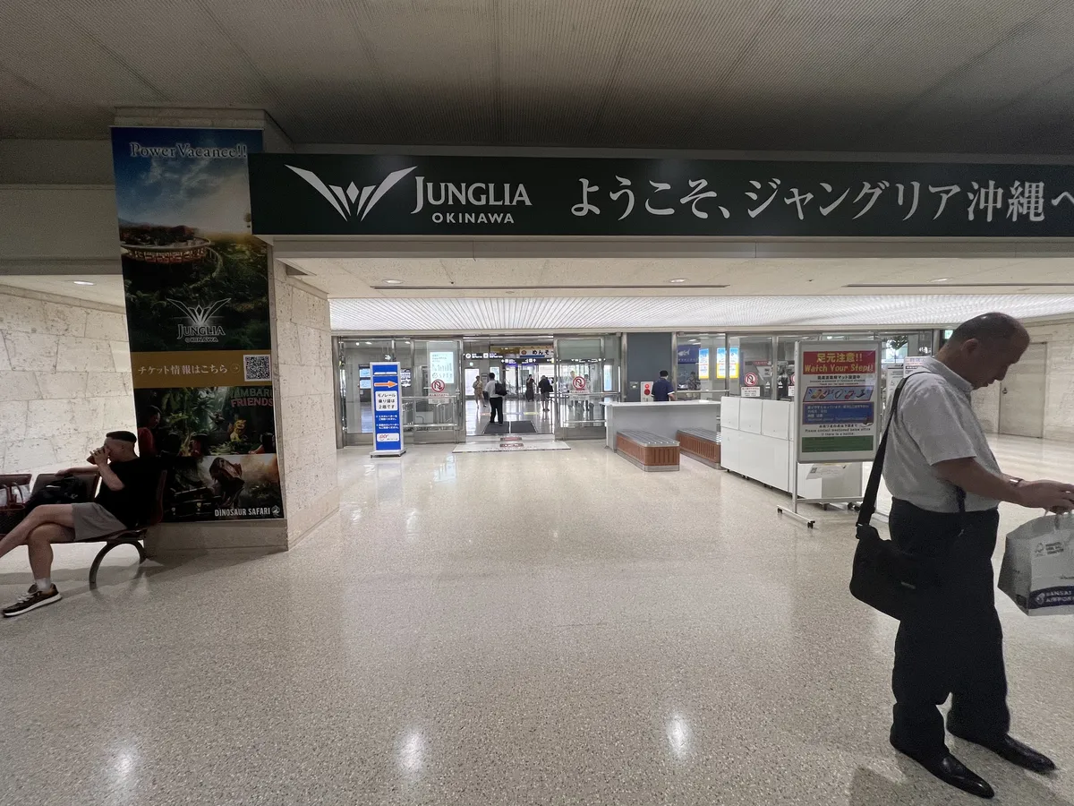 到着ロビーの通路