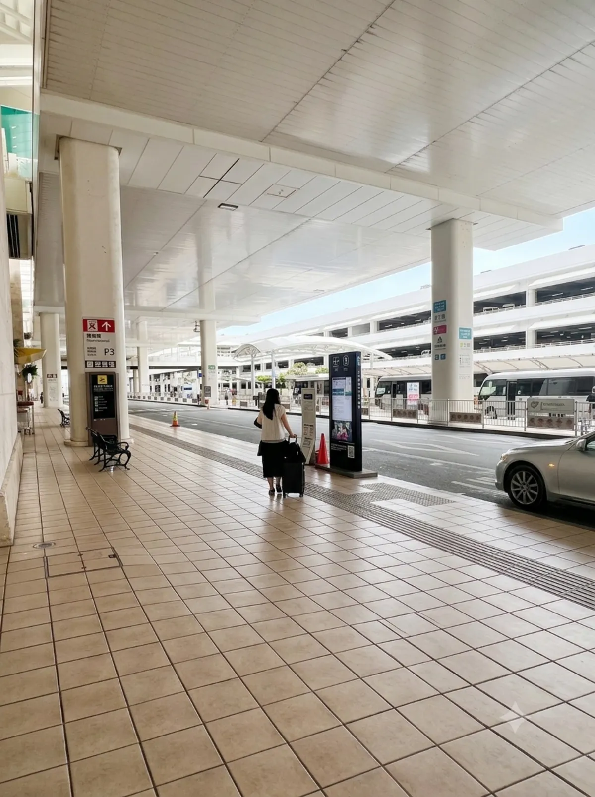 空港屋外の屋根付き歩道